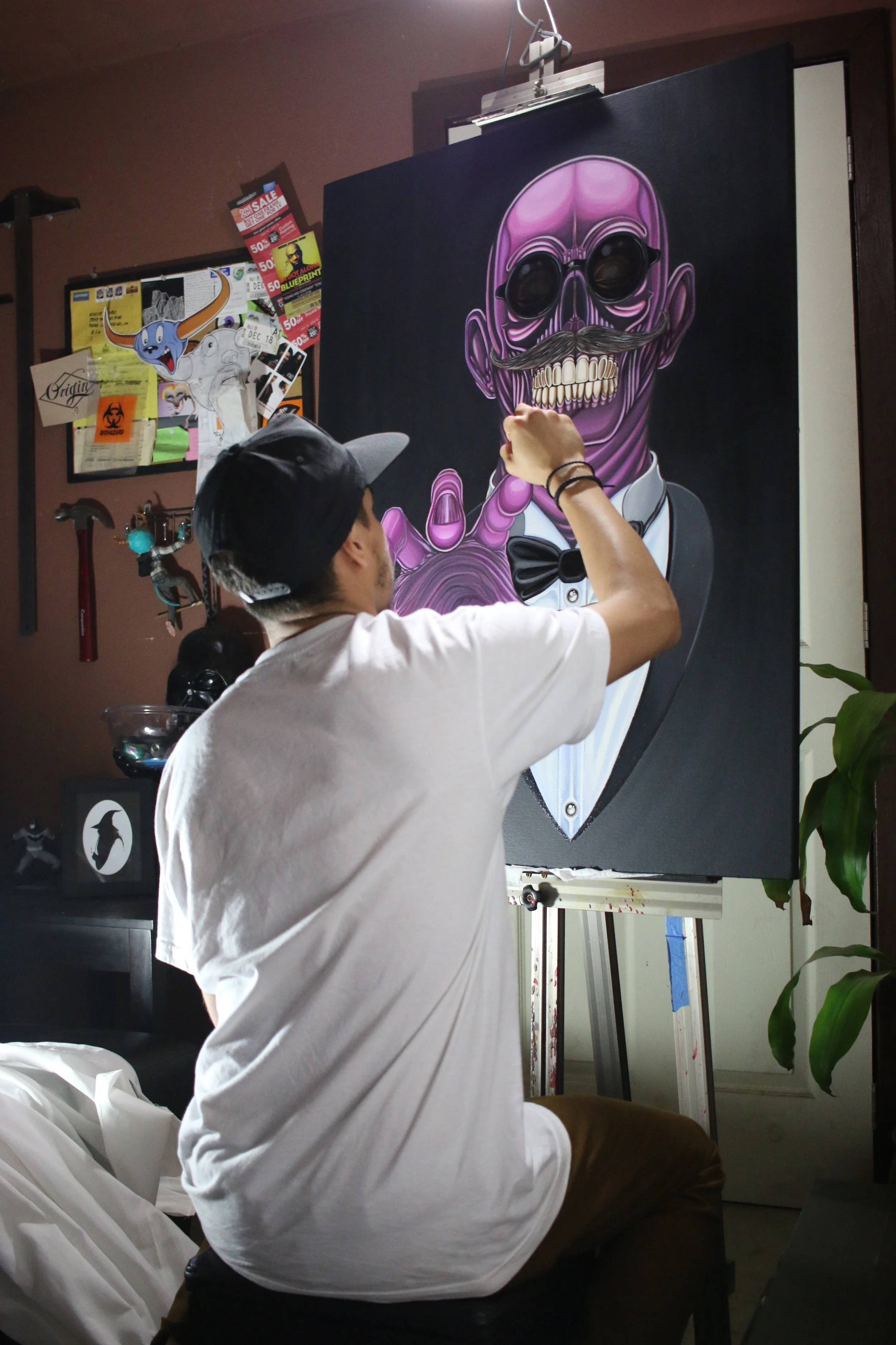 Adding final details to my painting "Mr.Trim"Photo: Wolf