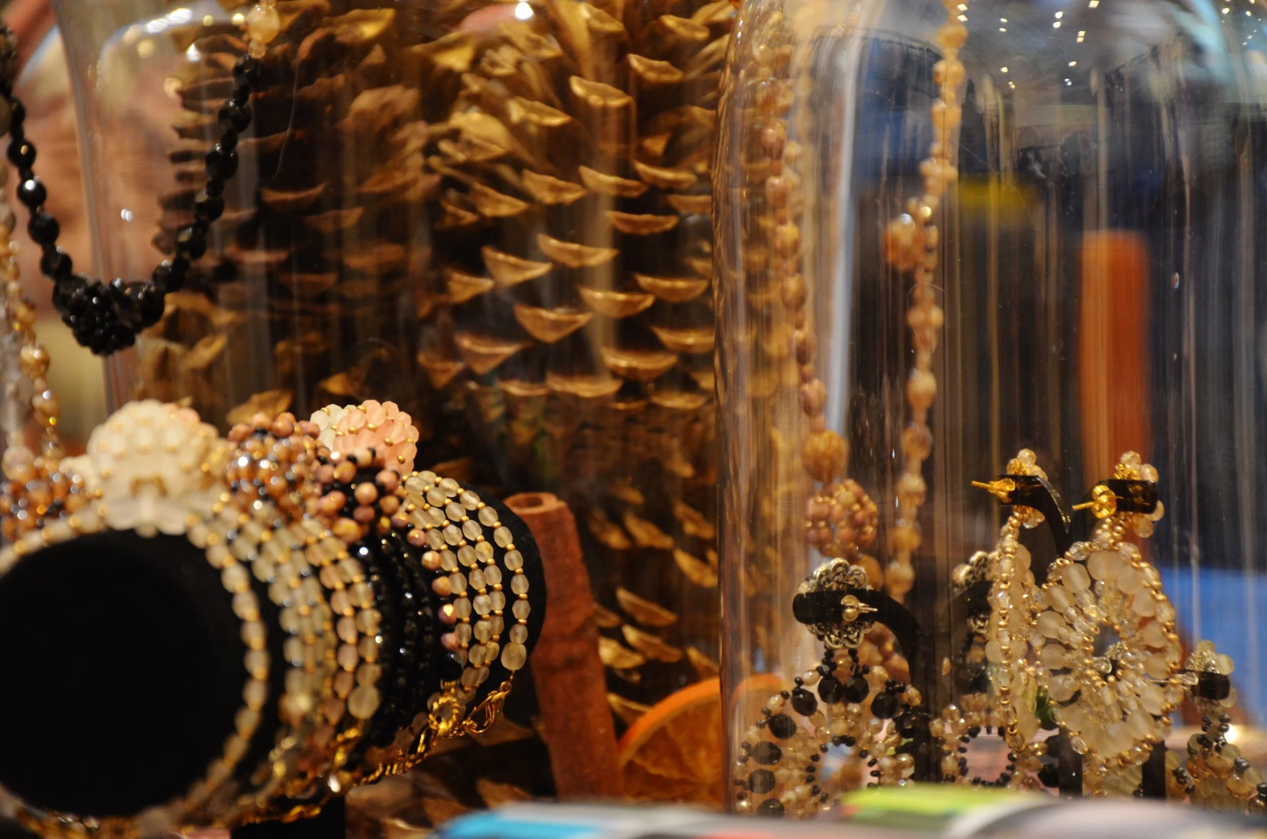  The logistical organisation included location scouting, shipping of goods, design and decoration of the shop, local press work, setting up of shop system, carrier bags, payment systems and coordination of shop team. The shop was designed to represen