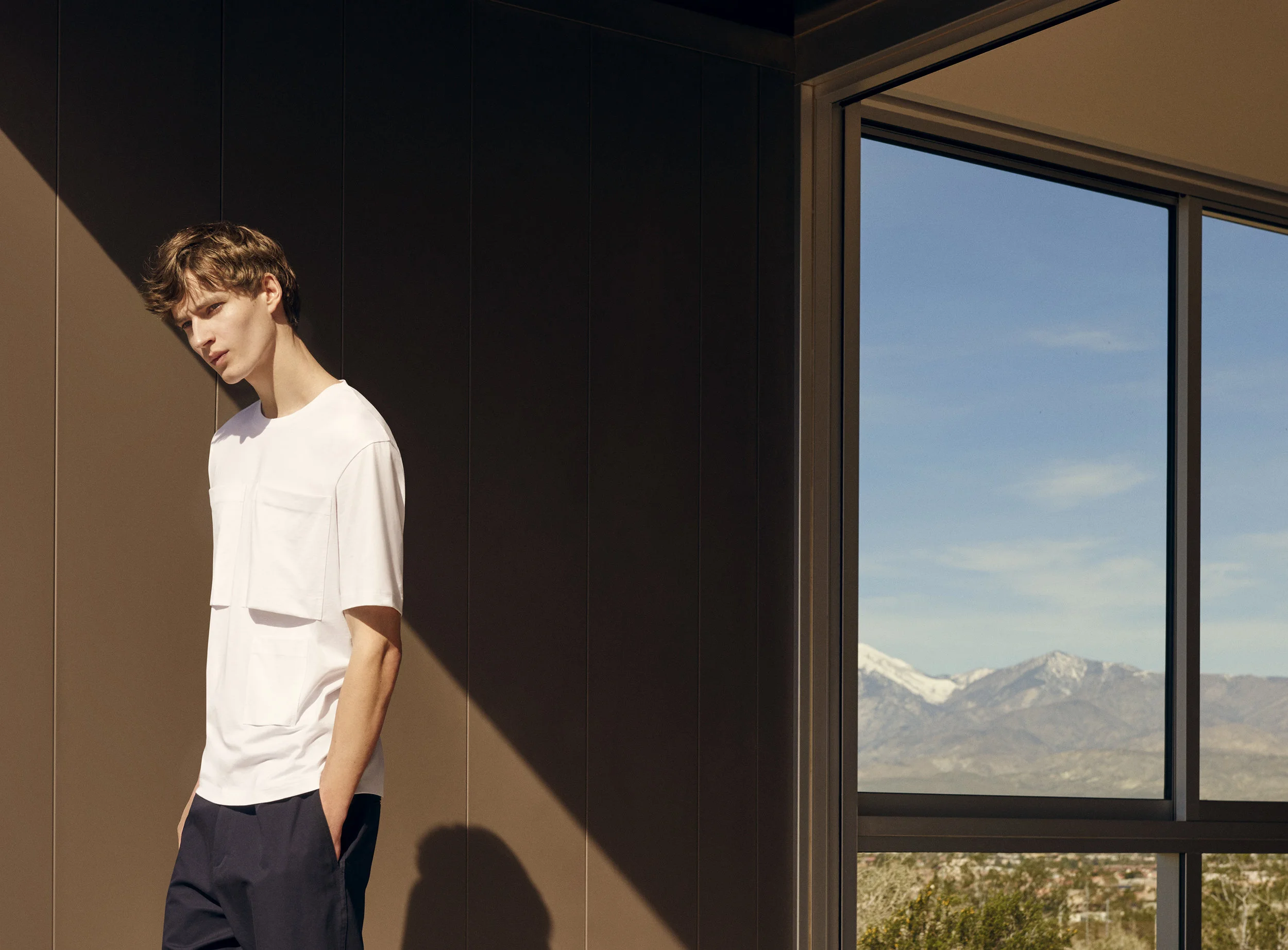 Multi-pocket t-shirt (29€) + Relaxed chino trousers (69€)