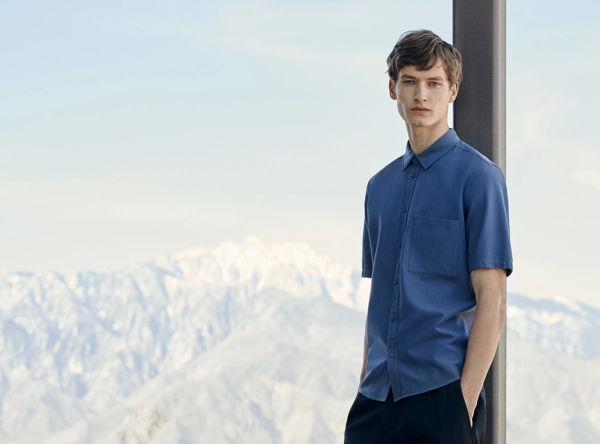 Short-sleeve twill shirt (59€) + + Relaxed chino trousers (69€)