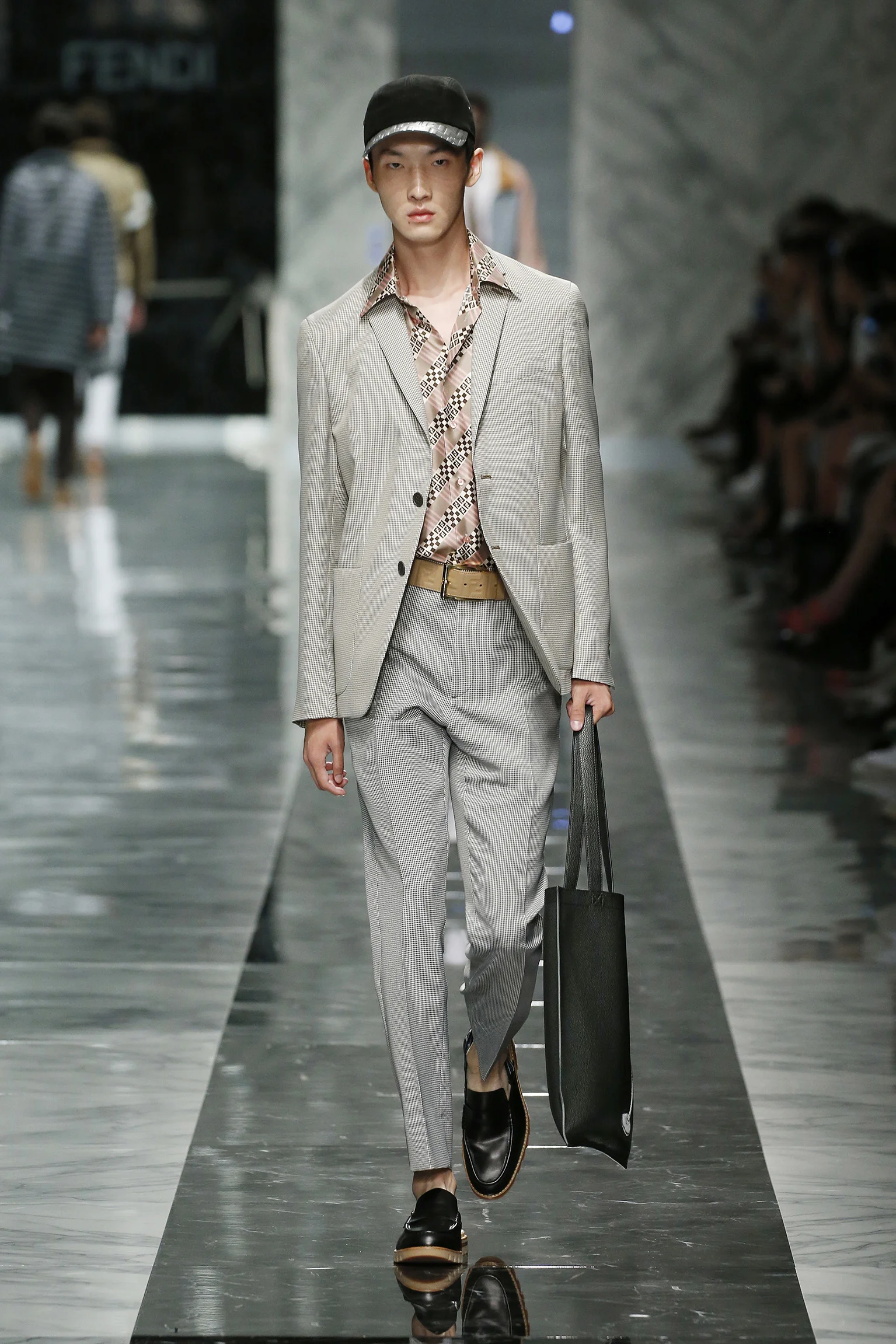14_FENDI_MEN_SS_18.jpg