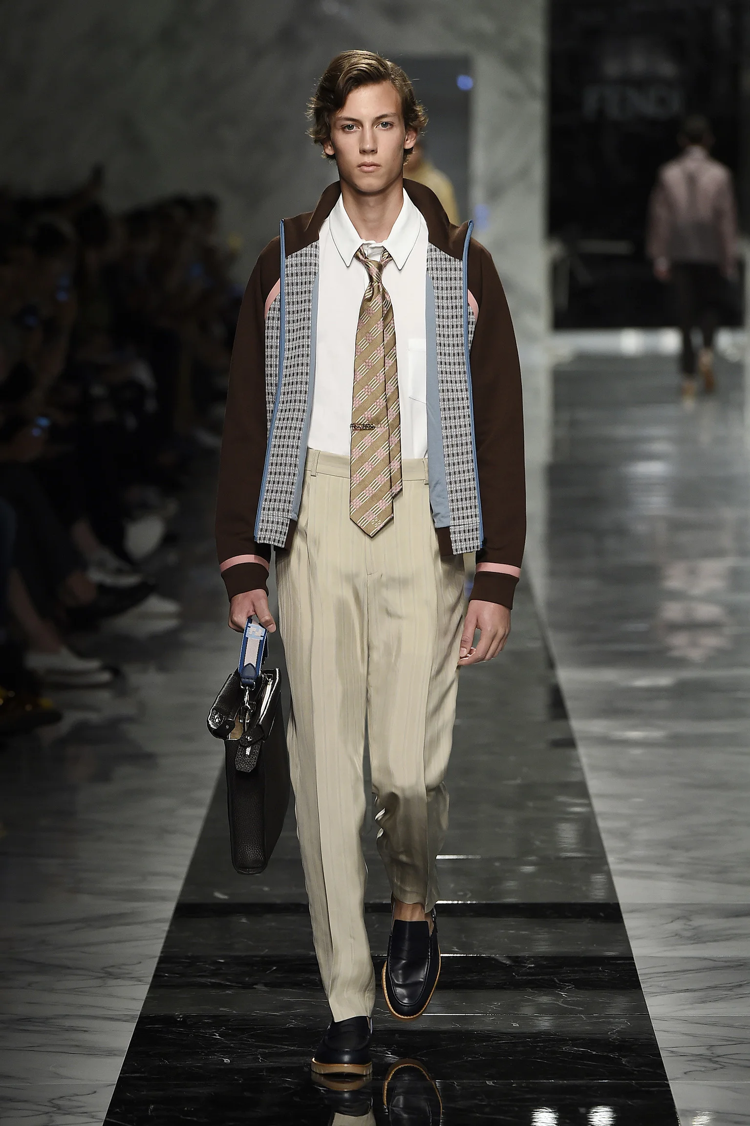 15_FENDI_MEN_SS_18.jpg
