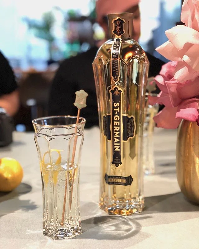 How to drink french fluently? We answer that one with a Spritz & @stgermaindrinks.de #joiedevivre #stgermainspritz #stgermaindrinks #santé #frenchdrink #excusemyfrench