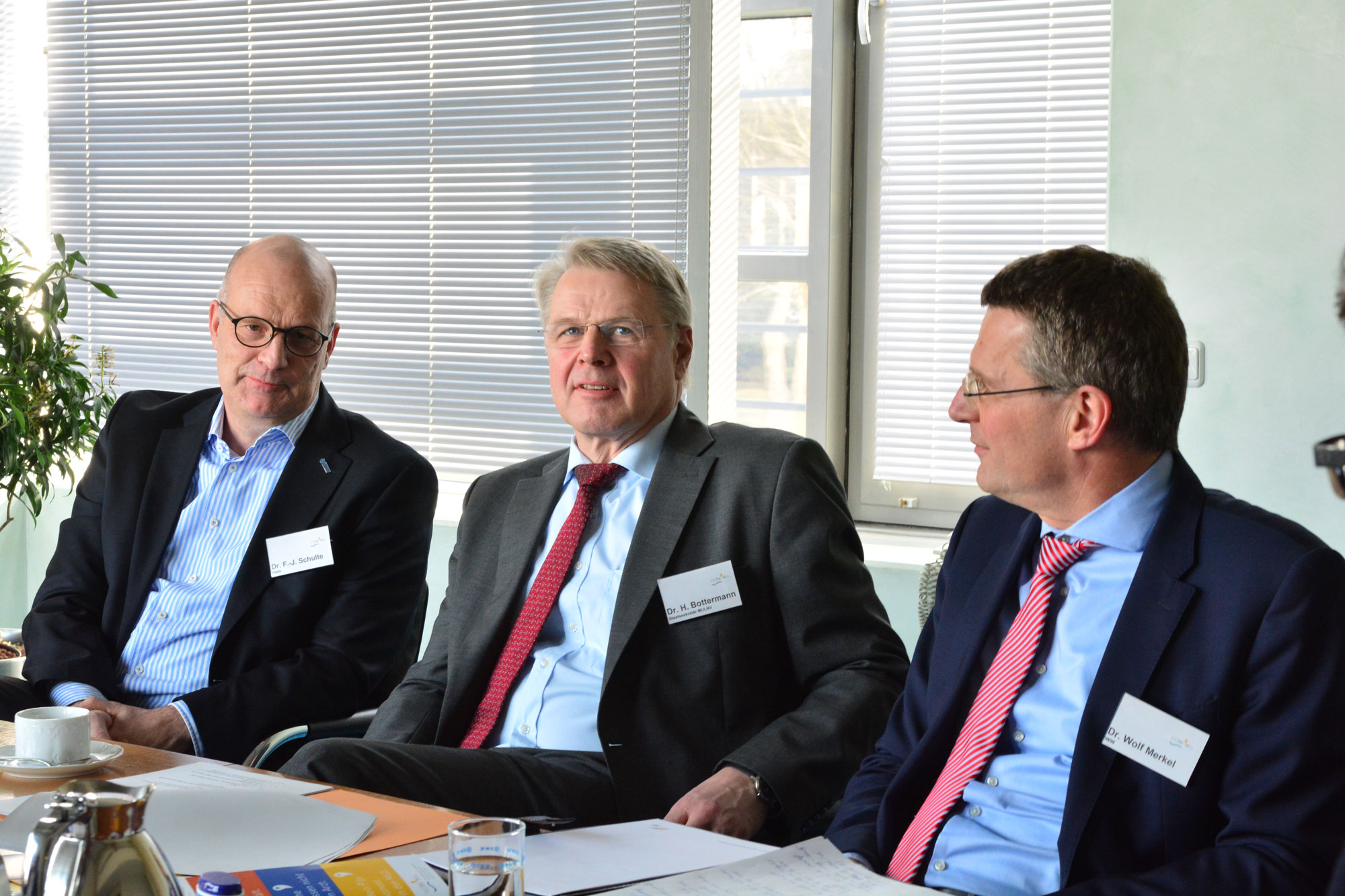   Dr. Franz-Josef Schulte (RWW), Staatssekretär Dr. Heinrich Bottermann und Dr.-Ing. Wolf Merkel (IWW) sind zufrieden mit dem Verlauf des Projekts und können sich einen Roll-Out auf einen größeren Untersuchungsraum vorstellen.  