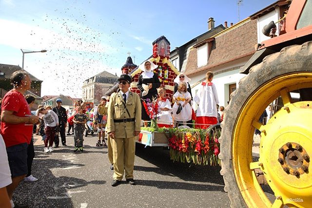 La F&ecirc;te des Fleurs 
Venez vous divertir en famille le 15 ao&ucirc;t lors de la traditionnelle F&ecirc;te des Fleurs qui aura lieu &agrave; Cayeux-sur-Mer. Comme chaque ann&eacute;e, un d&eacute;fil&eacute; d&rsquo;une douzaine de chars par&eacu