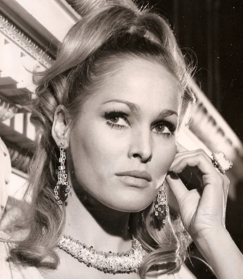 Ursula Andress wears the "Lei" necklace at the Goldsmiths' Company, 1966