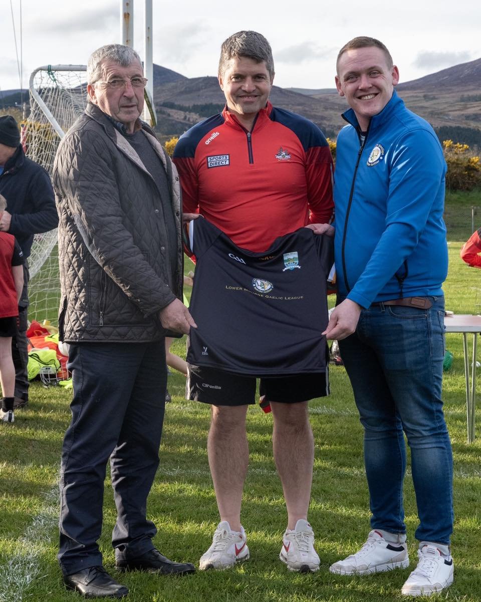 📣 Uarra&iacute;ocht Clann Mh&uacute;rn / Mourne Hurler&rsquo;s Sponsorhsip 📣

CnaG Boirche &Iacute;ochtar (Lower Mourne Gaelic League) are delighted to be able to sponsor the new Clann Mh&uacute;rn Hurling Club which has been set up to provide Hurl