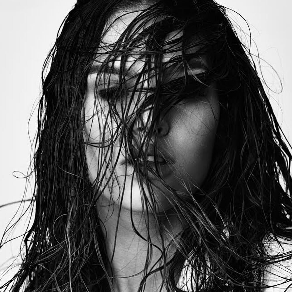 Swipe ⬅️ @semiraolsen 👩🏻🖤✔️ ⁣
.⁣
.⁣
.⁣
.⁣
.⁣
#fashionphotographer #editorial #fashionportrait #profoto #makeupaddict #face #eyeshadow #fashionshoot #modellife #fashionstylist #beauty #alexanderschultz #beautyshoot #portraitmood #fashionphotography