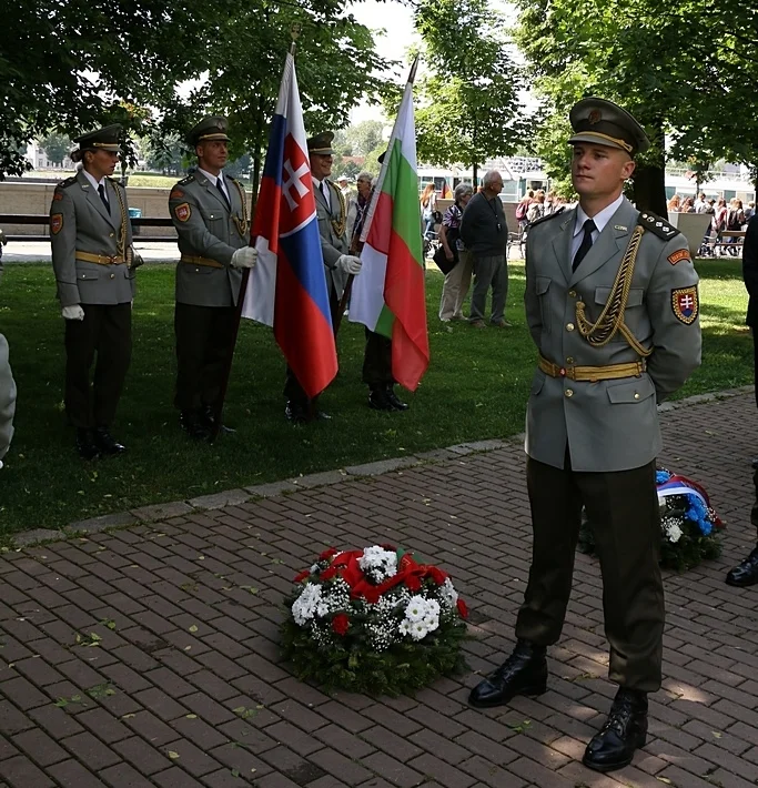 Поклонение с полагане на венци в Братислава по повод втори юни