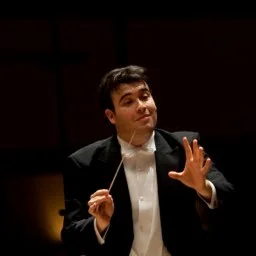 Оркестърът на Словашкото радио свири под ръководството на младия български диригент Боян Виденов