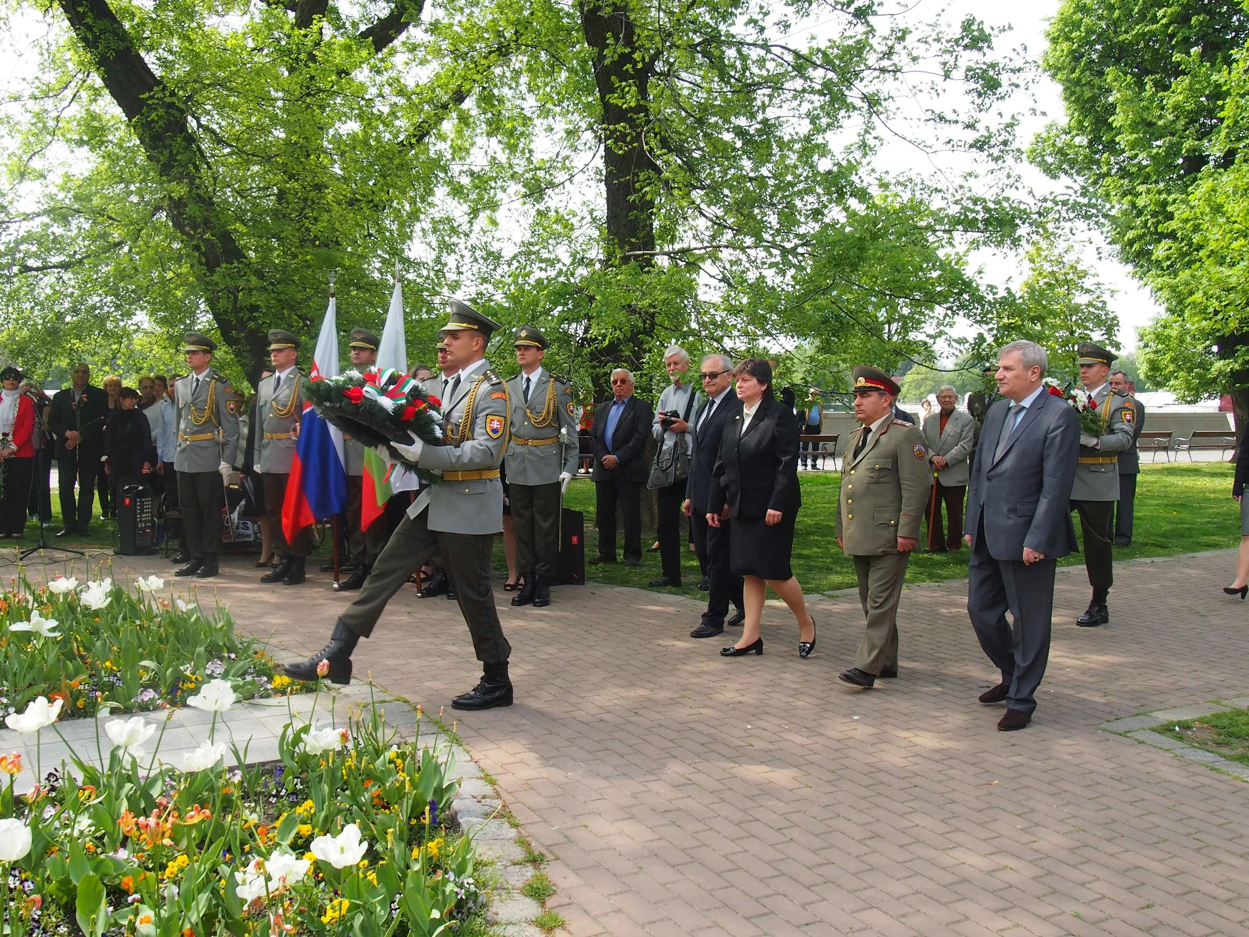 Поклонение с полагане на венци в Братислава по повод 70-годишнината от края на Втората световна война