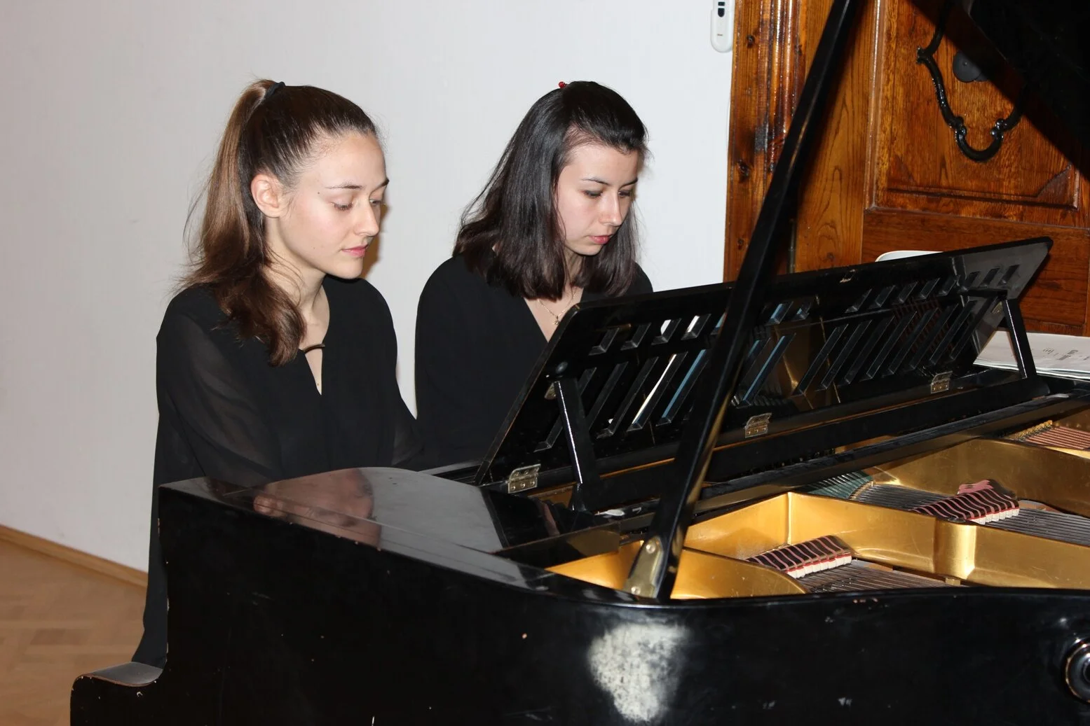 КЛАВИРЕН КОНЦЕРТ НА МЛАДИТЕ МУЗИКАНТКИ ЛИЛИ БОГДАНОВА И ПЕТЯ ХРИСТОВА В БРАТИСЛАВА