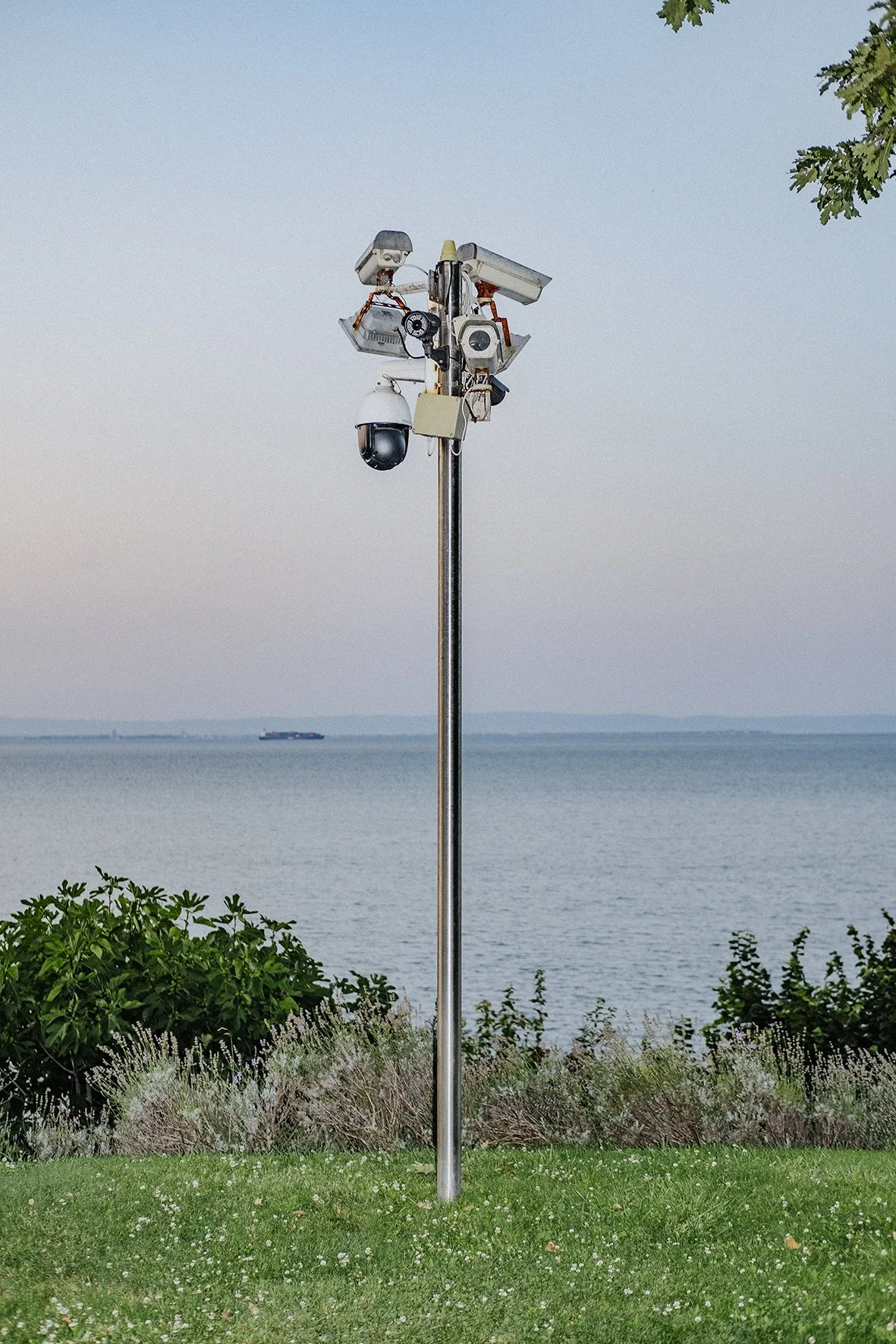 КАК ДА СЕ НАУЧИМ ДА НЕ ВИЖДАМЕ - фотоизложба на Михаил Новаков