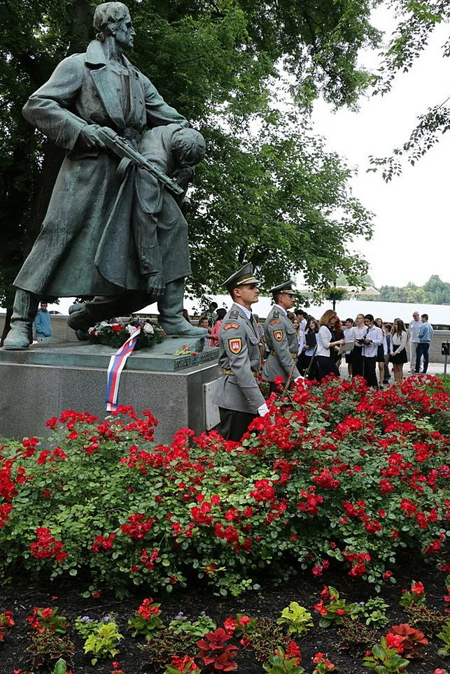Братислава почете деня на Ботев и героите, паднали за свободата 