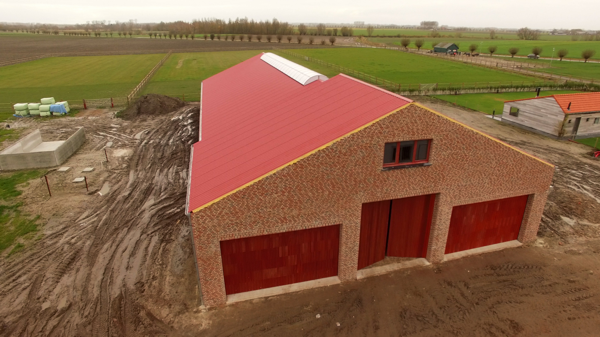 Vooraanzicht afgewerkte loods