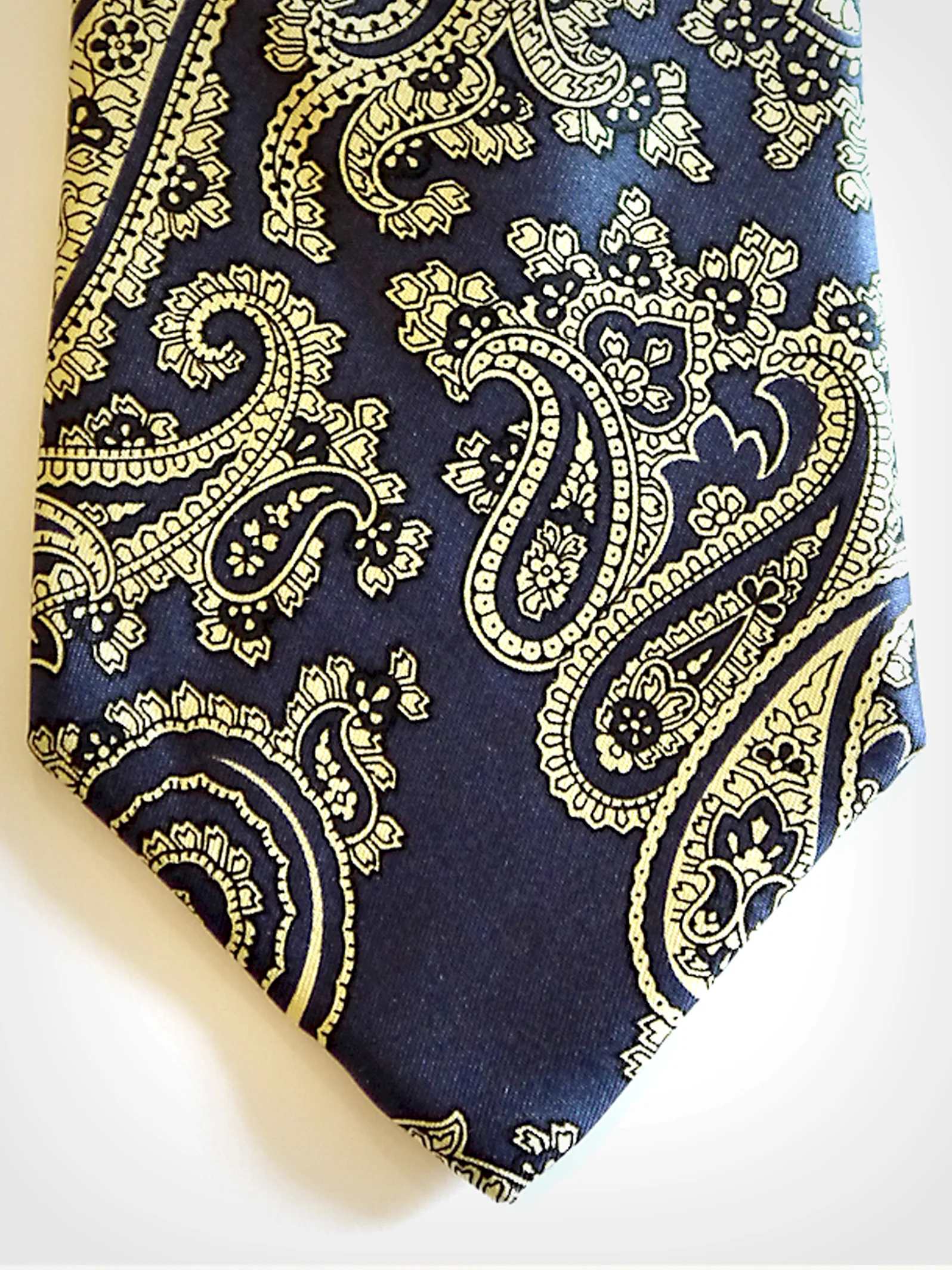The vintage necktie used for Carry 00 / 04