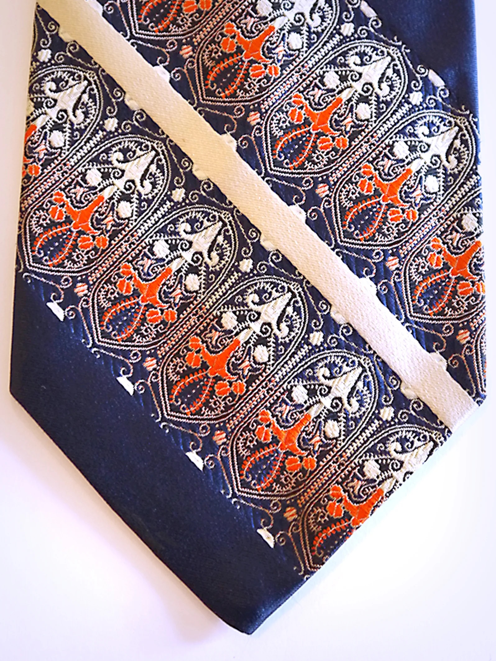 The vintage necktie used for Carry 00 / 15
