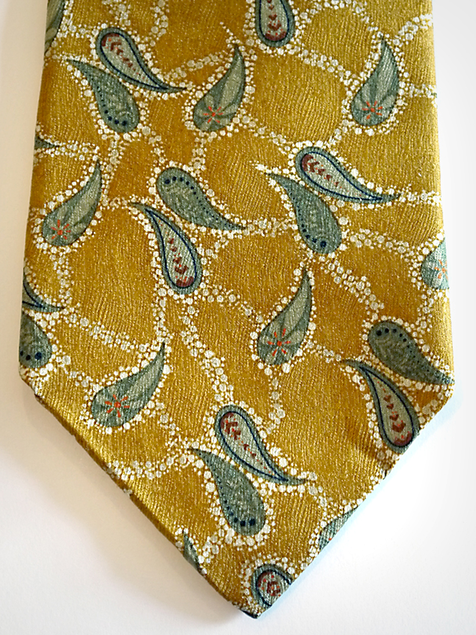 The vintage necktie used for Carry 00 / 17