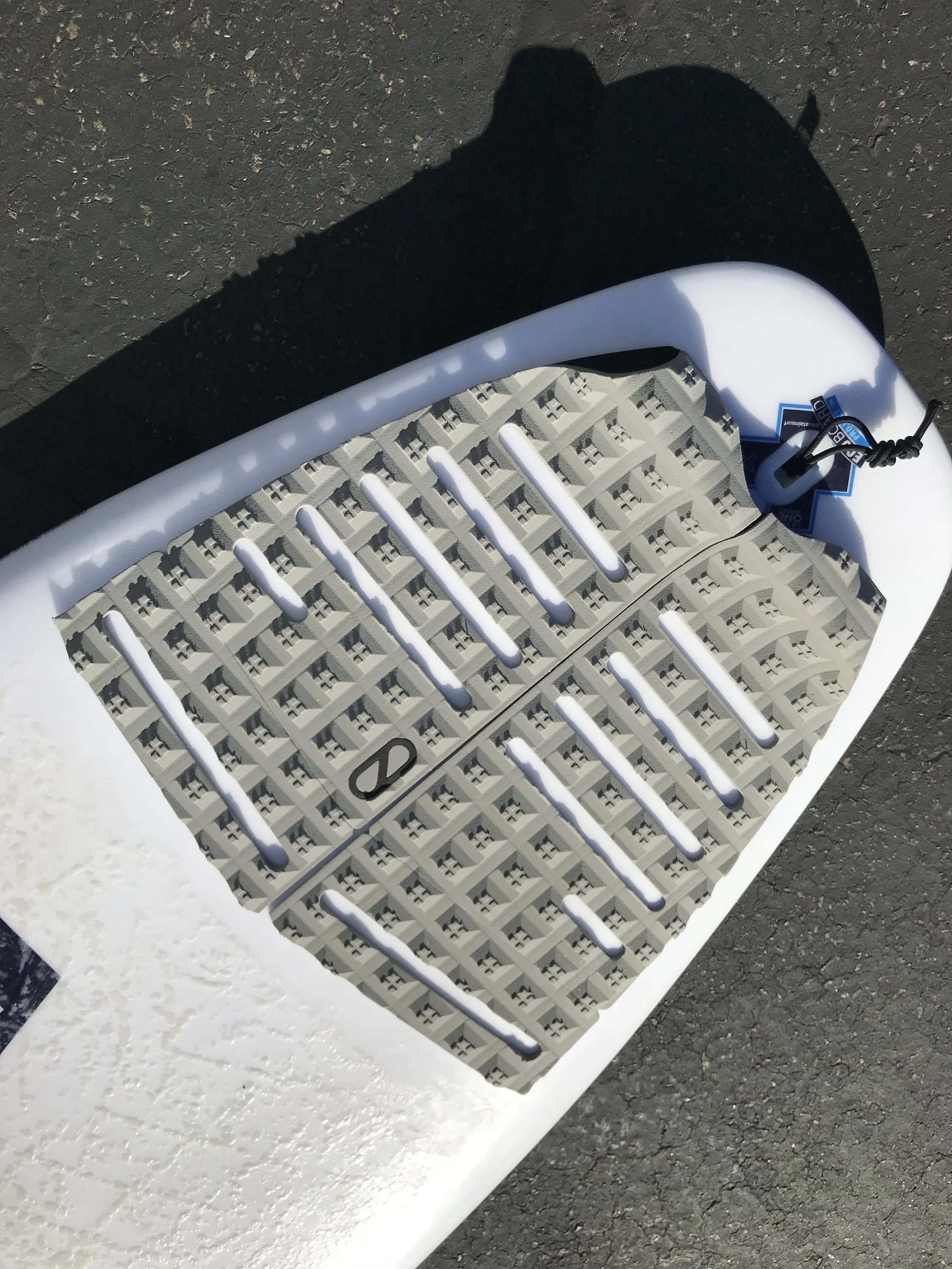 Flat pads give you more flexibility to move your foot while surfing compared to pads with arch bars in the center. 