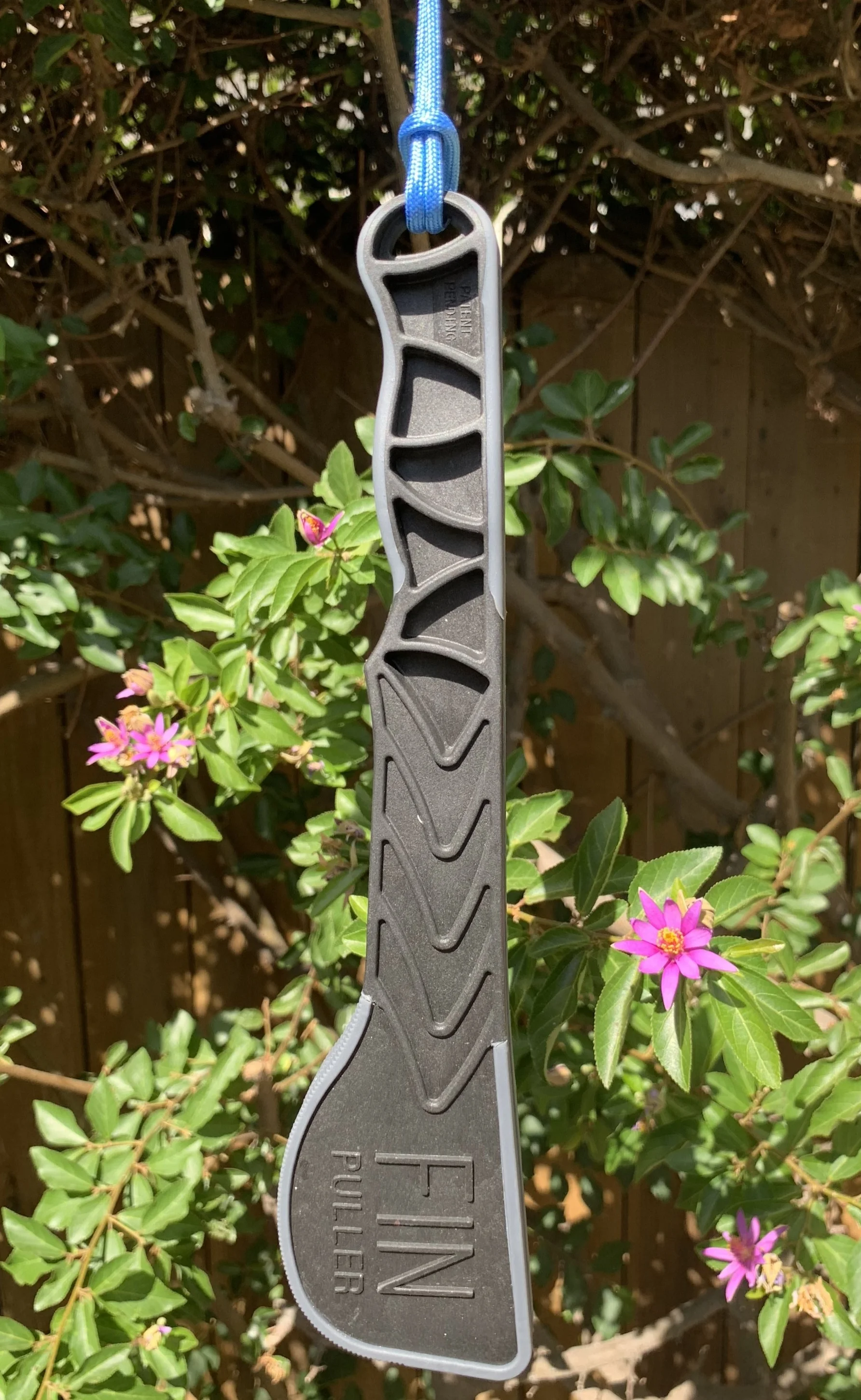 The nuances of Guri. There’s a notch in the loop so the Fin Puller, and included leash tether, will always hang straight. Designers hate when shit is crooked.