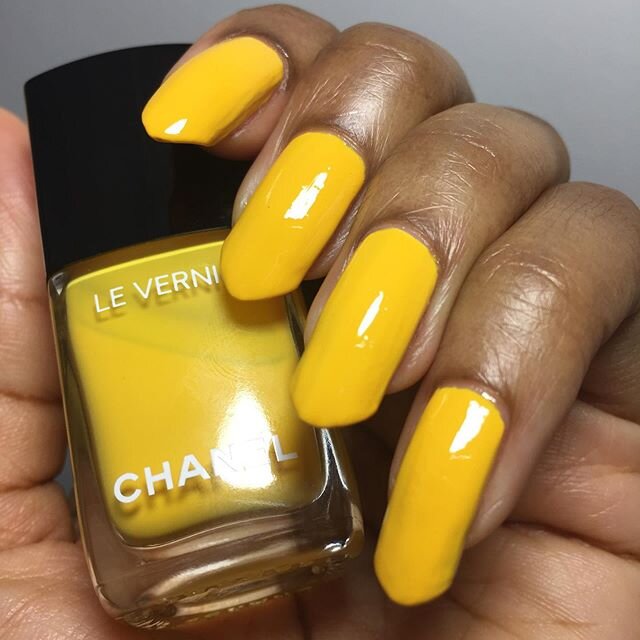 I hope you&rsquo;re having a spectacular sunny Sunday!

@chanel.beauty Le Vernis in Giallo Napoli 592

A beautiful sunshine yellow. 🌞🌻🌞 Application was problematic with uneven coats and streaks, but I typically expect to have those issues with yel