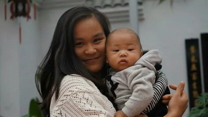 With a little support, Xiao Li is becoming a great mom!