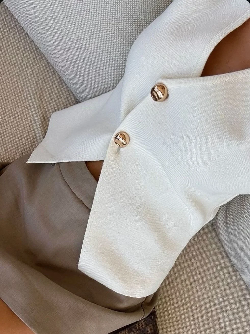 Fall #basics 🍂

search: Anslie gold button knit top

Link in bio. #shopsohostyleboutique #newarrivals