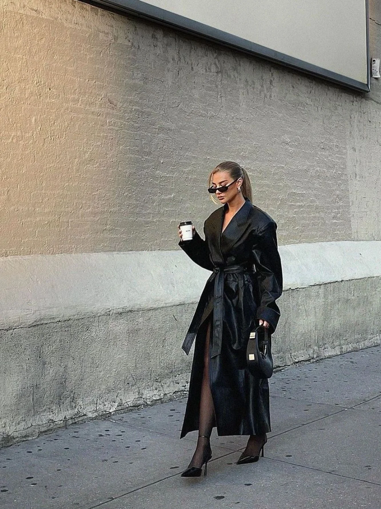 Complete you looks with the chicest outward styles 🖤 >> www.shopsohostyle.com #linkinbio☝️