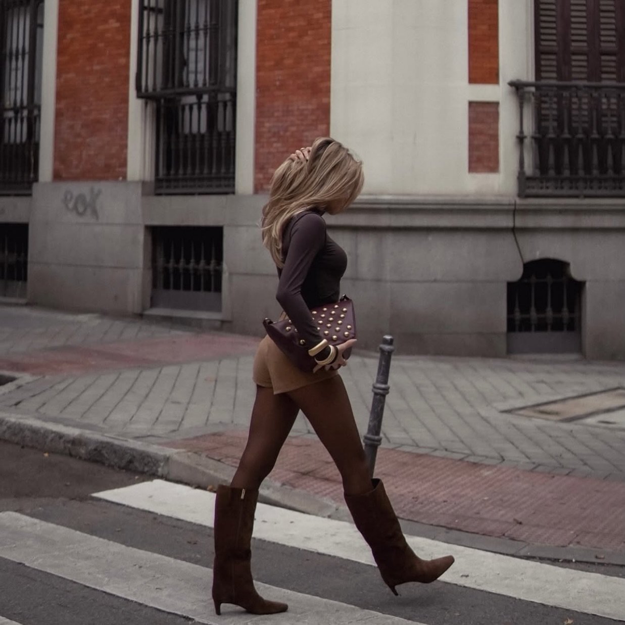 Always on trend 🤎

search: fortune cookie faux suede shorts // #shopsohostyle.com #linkinbio👆