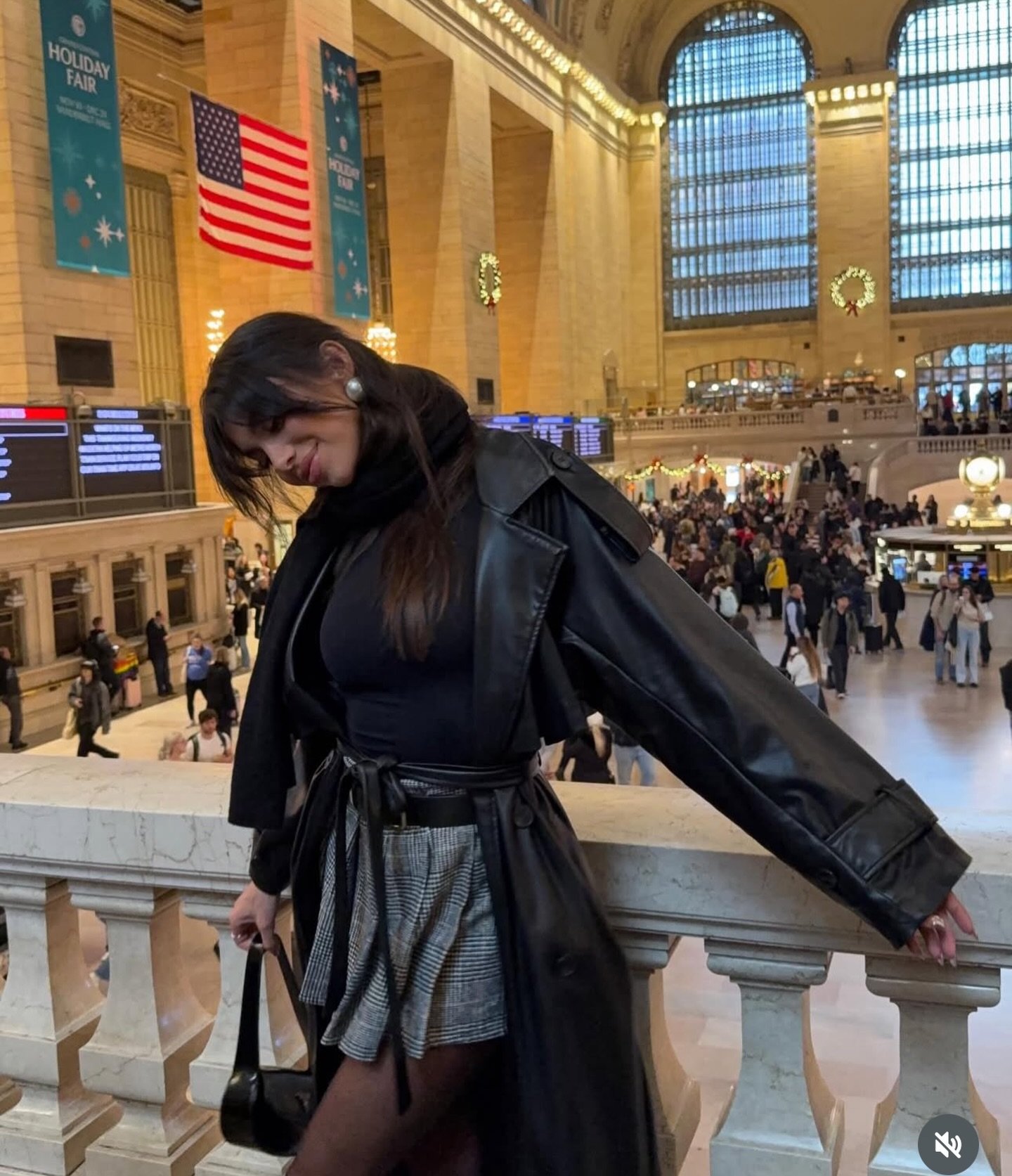 City essential 🙌 // CHIC CALLING faux leather trench jacket - online now! #linkinbio👆