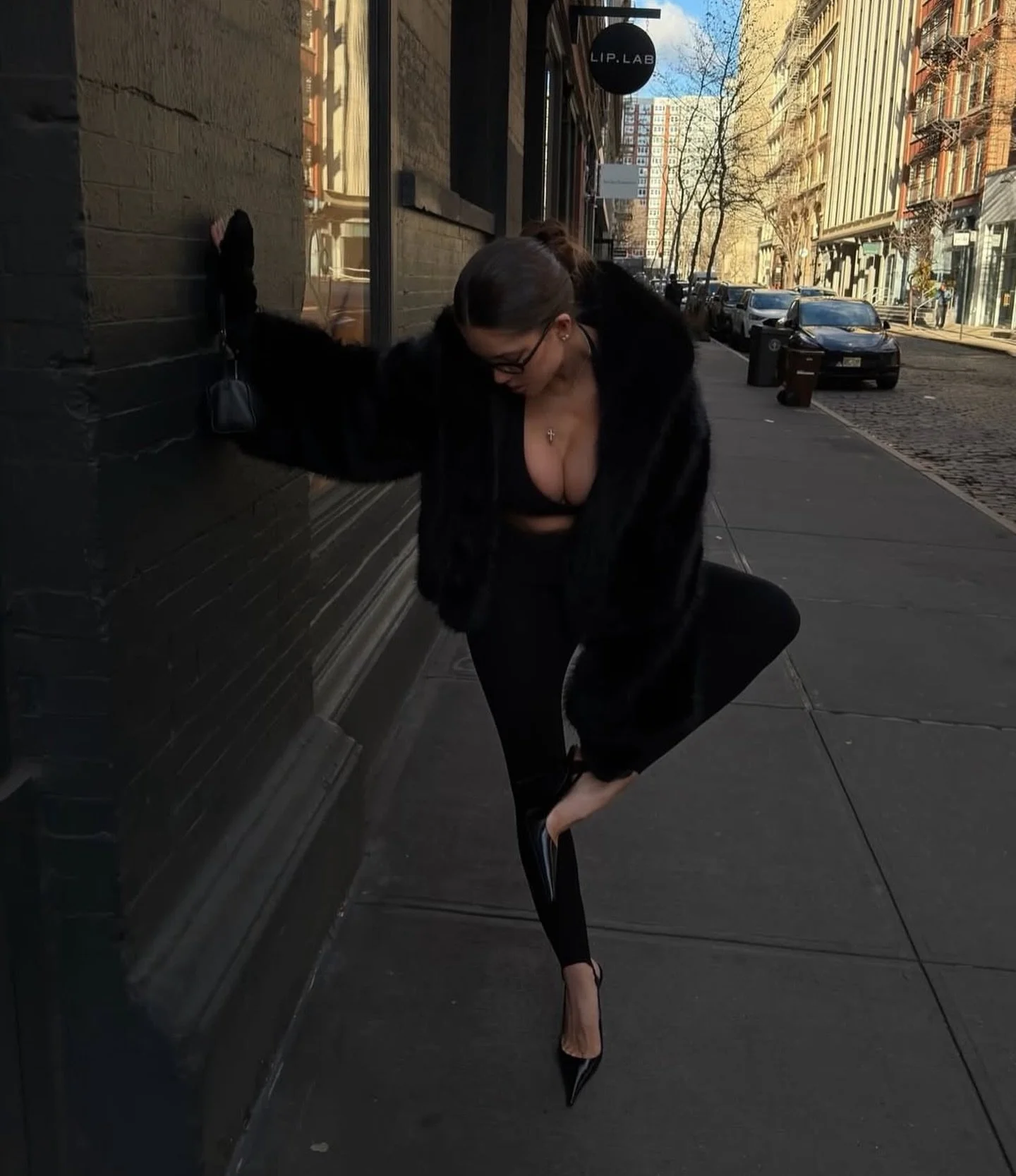 Wardrobe staples that never miss // ROCK MUSIC stirrup leggings - online now! #linkinbio☝️