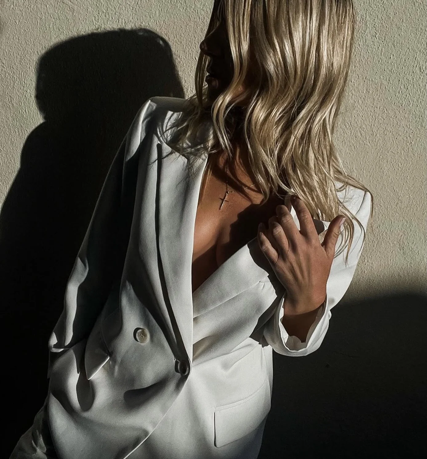 Because this blazer is everything 🤍 

search: power statement hourglass blazer 

Link in bio! #shopsohostyleboutique #wardrobemusthave #onlineshop