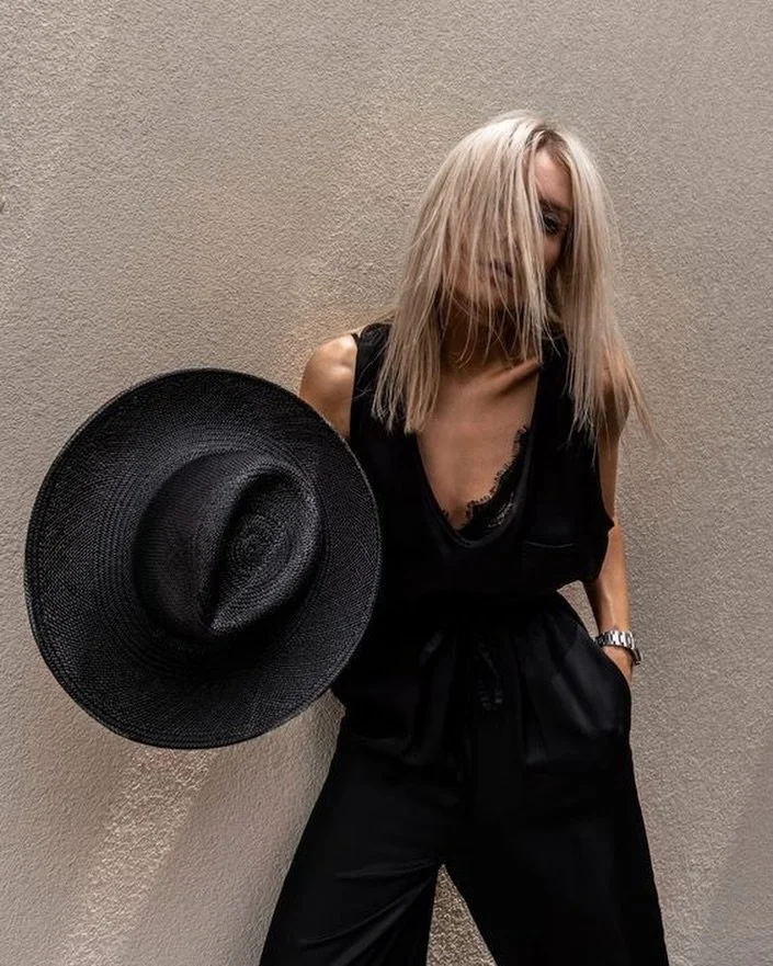 Wide brim hats are a MUST! Shop spring accessories and more online! #linkinbio🌞