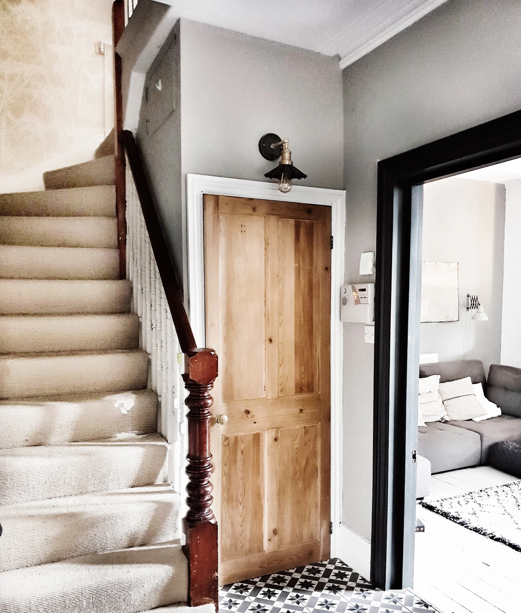 David Dickinson banister is on my 2019 hitlist as in the #SloaneOnSisalShitShow you can see on the stairs!