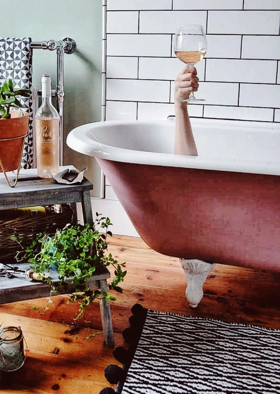 I couldn’t upload the fanny cannon video that garnered Vic 7K new followers so I am having to make do with a hand emerging from the bath instead of confetti from her clunge instead