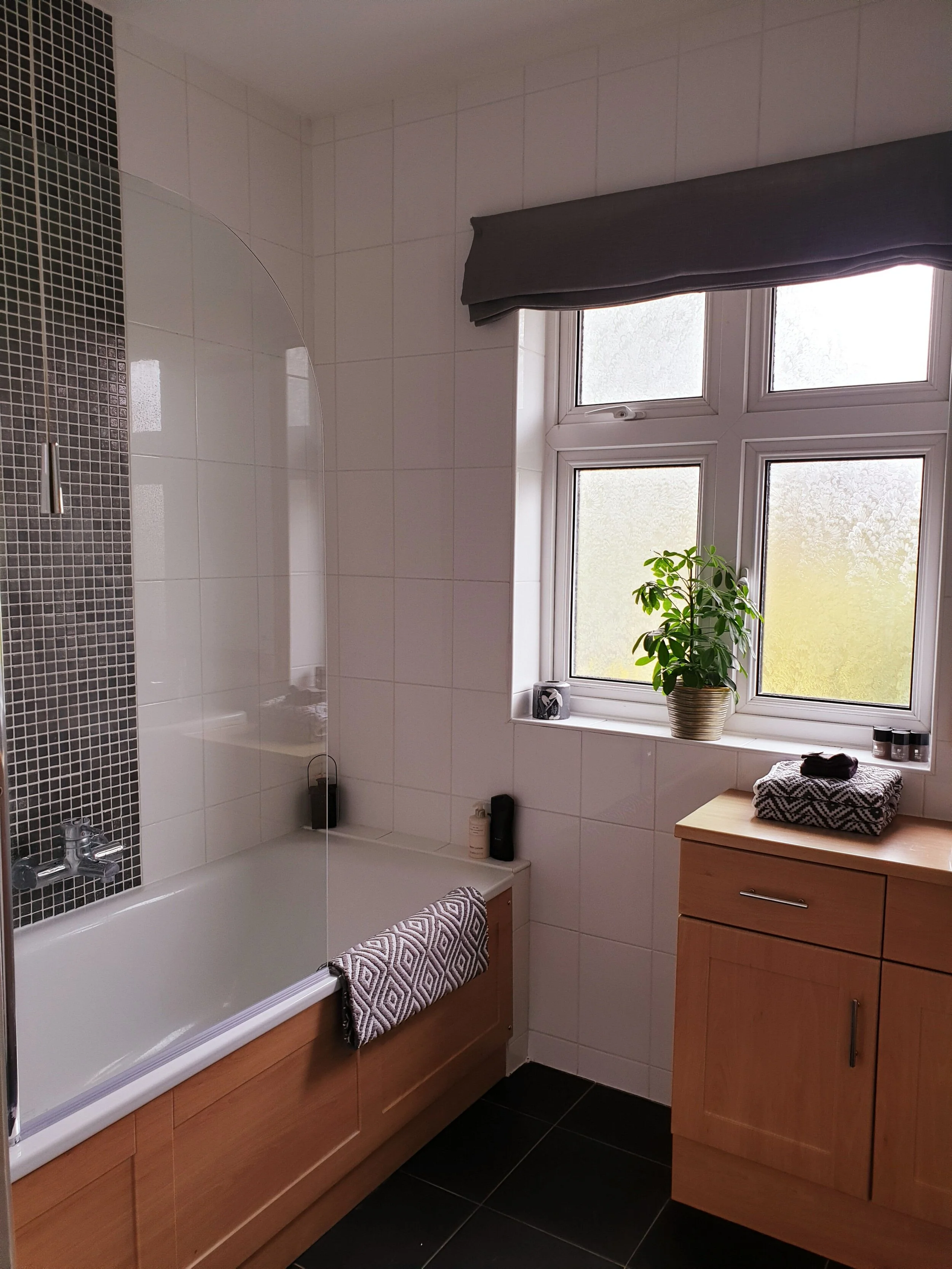 Up close the bath panel and unit are starting to show their age and I would like to swap them for something more contemporary