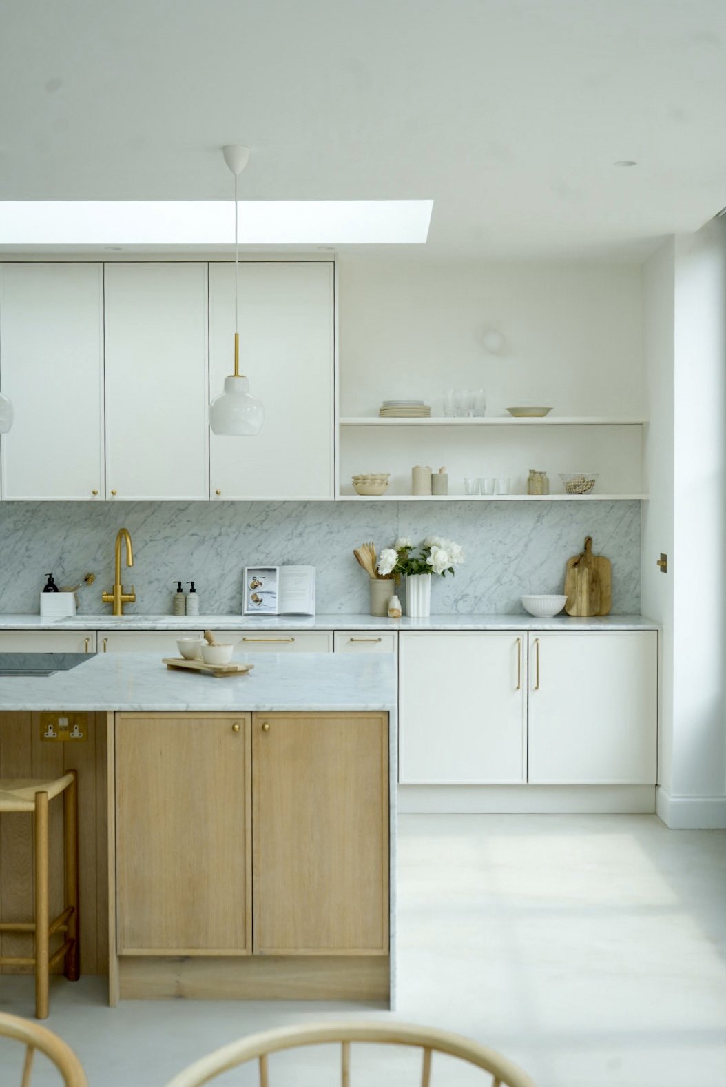 Create warmth in a white kitchen using cutting boards - Duke Manor