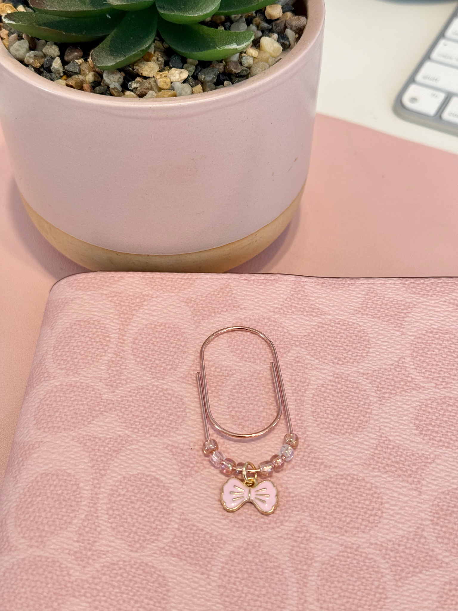 🎀 Soft Glow Bow Paperclip