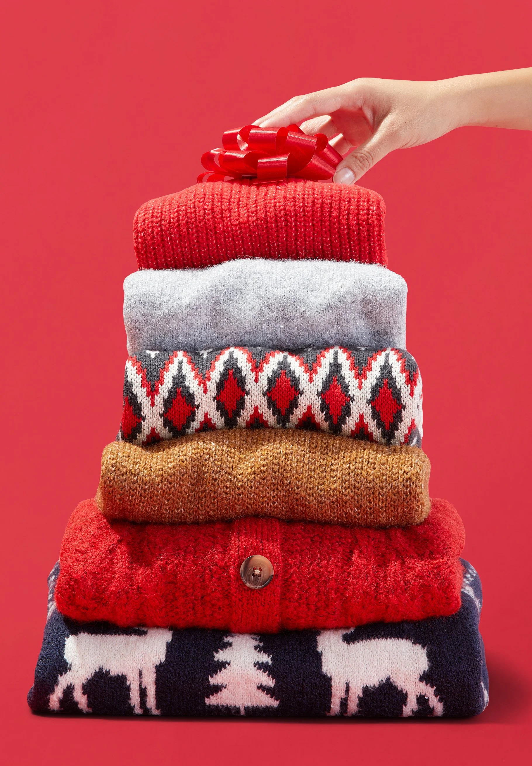 22HOL_M4025_S01545_SoftestGifts_SweaterStack_EndFrame.jpg
