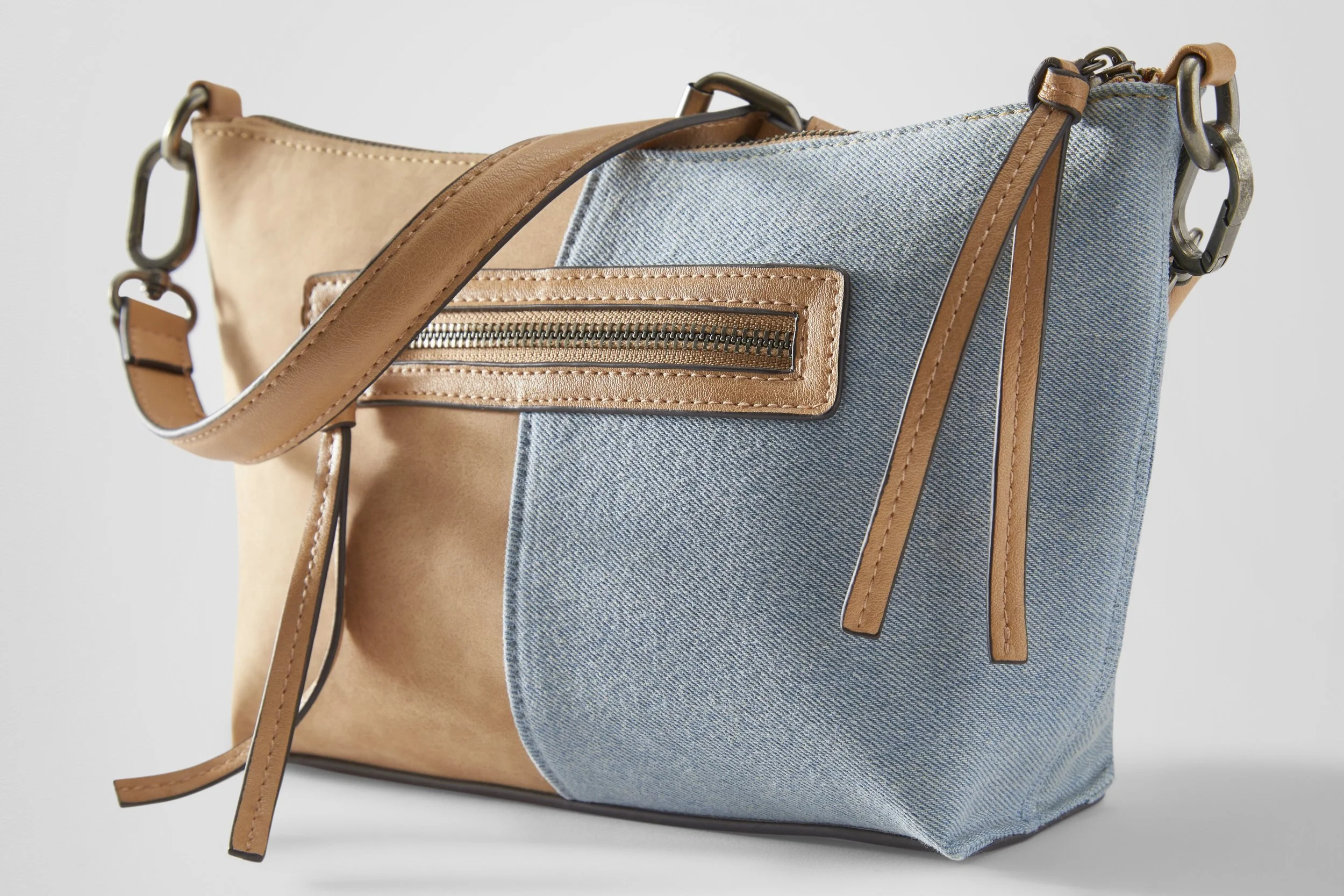 3815514-APRL-Spring-2-Fashion-ACC-Handbag-Store-D-LD-FY25-0376.jpg