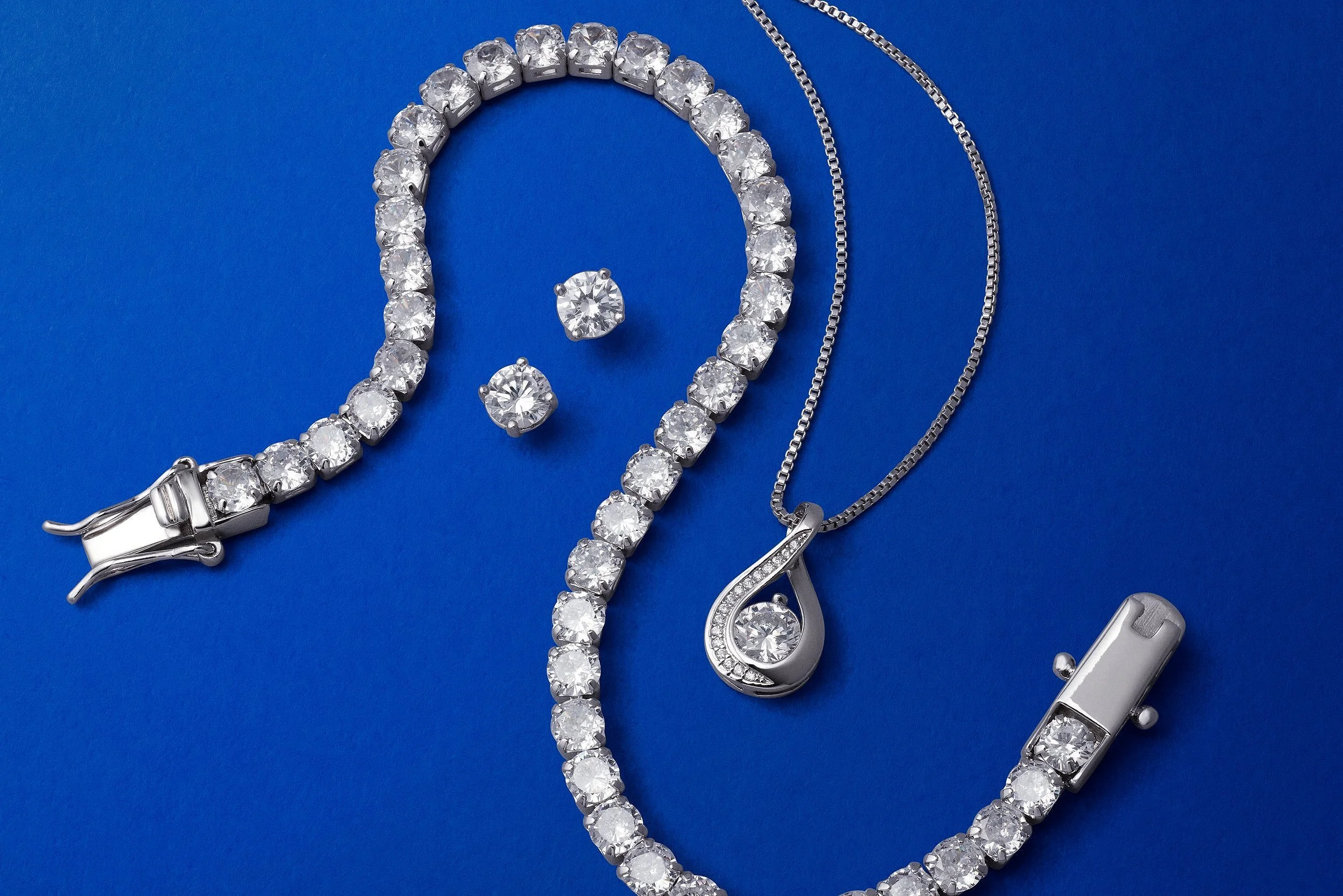 4905164-FY25-HOLIDAY-DEALS-AE1-Jewelry-40off-Apparel-LD-0250-HERO_b_COBALT_sRGB150.jpg