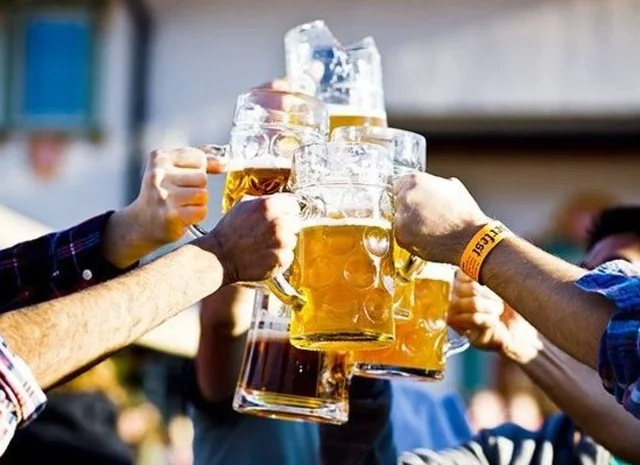 Toasting Mugs slide_369256_4239558_free.jpeg