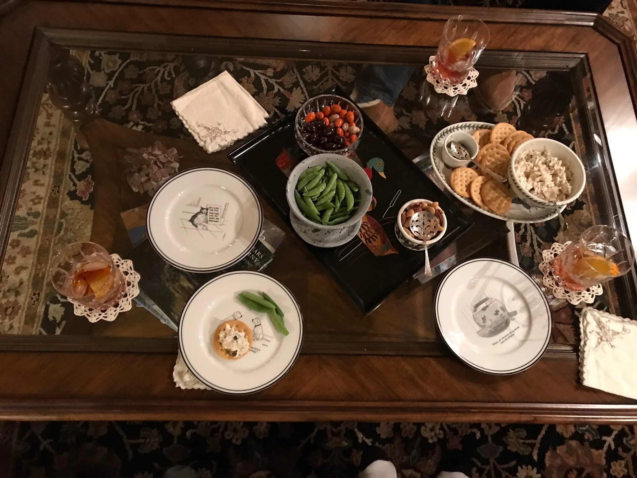 Hor doueves on coffee table.jpg