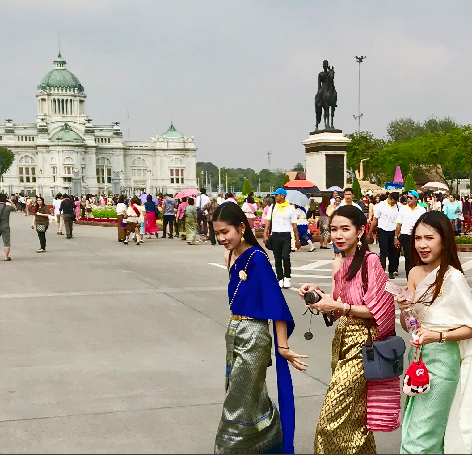 3 beautiful girls in front of Parlament* .png