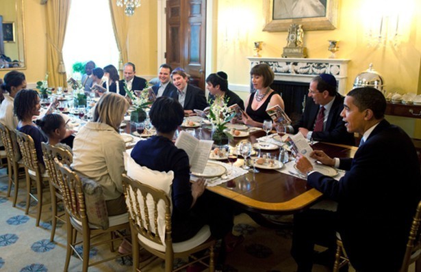 Obama & Passover seder WH.jpg