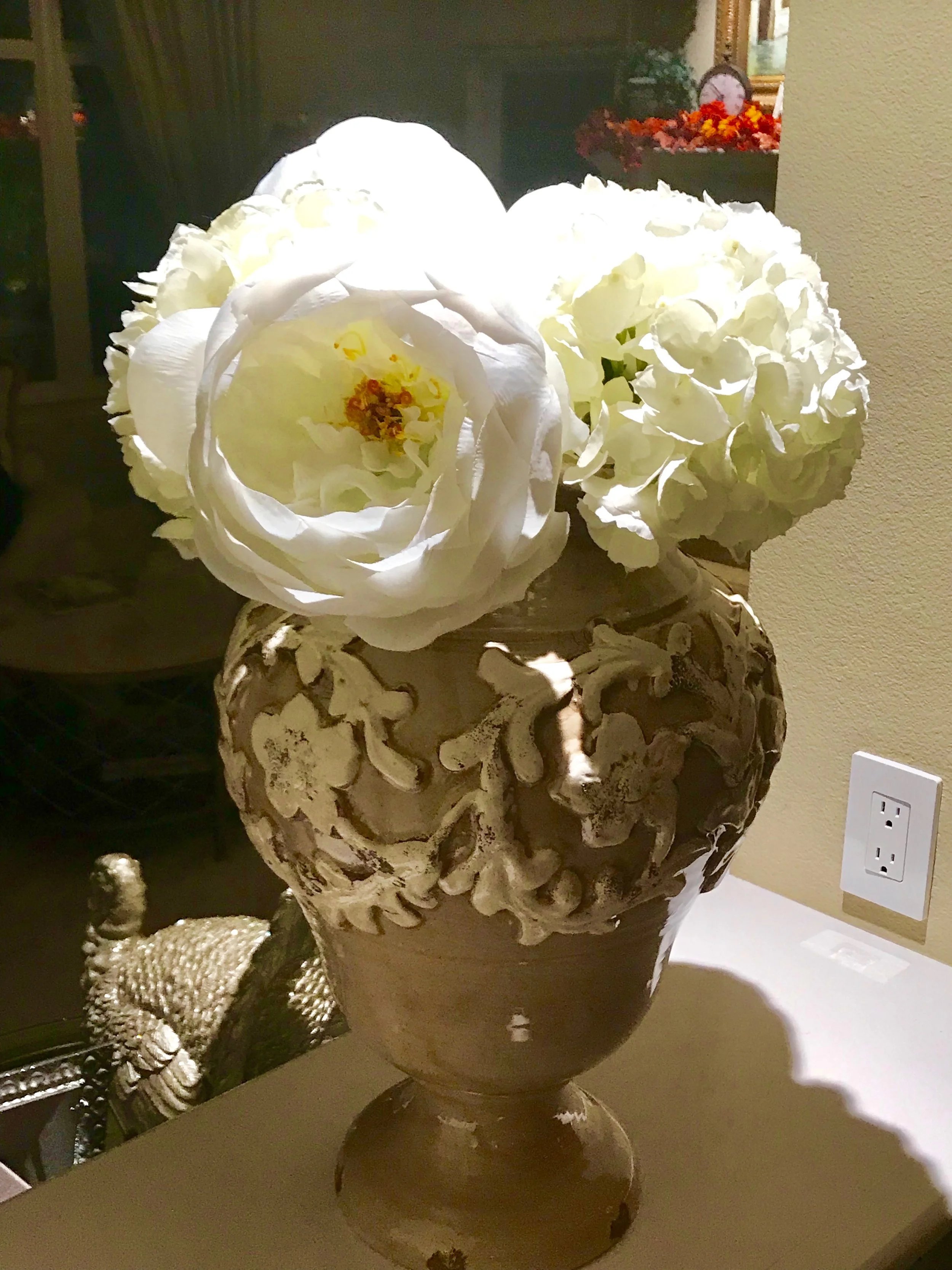 Vase w White Hydrangea.jpeg*.jpeg