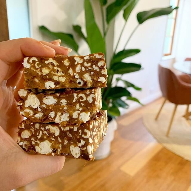 Collagen Choc Chip Popcorn Bars 😏 making this was one of my worst decisions ever especially whilst we are staying home and have all the time in the world to eat the whole lot. They are probably one of the best sweet treats I&rsquo;ve ever made. I lo