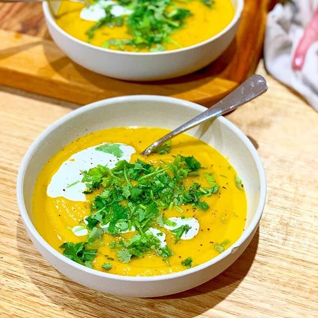 My 5 ingredient Thai pumpkin soup is sooo bloody good. I made a video for this recipe but I look kind of pissed off the whole time I&rsquo;m cooking and also bloody tired because I am ... 😂 so instead you can just have the recipe:

1kg butternut pum