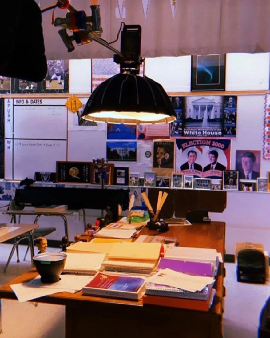 Last minute rigs to setup our wrapping scene! #throwback #BROKEshortFILM 📸: @gimbal_god
&bull;
&bull;
&bull;
#shortfilm #bts #comedy #dramedy #broke #film #movie #meme  #art #edit #makingfilms #filmlife #editing #instagramhub #instagood #igdaily #ba