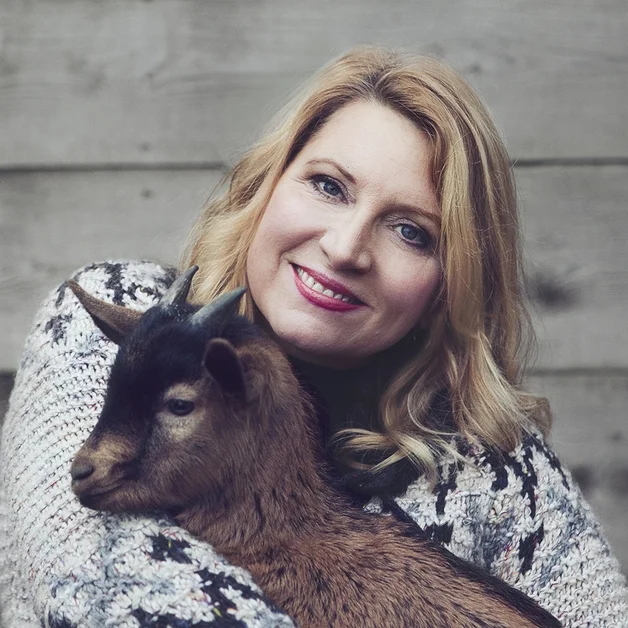 DELILAH RELEASES NEW BOOK, ONE HEART AT A TIME